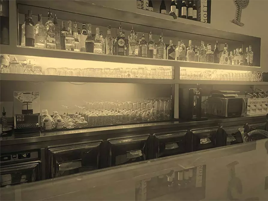 Immagine 2 di Negozio in vendita  in Via Appia a Minturno