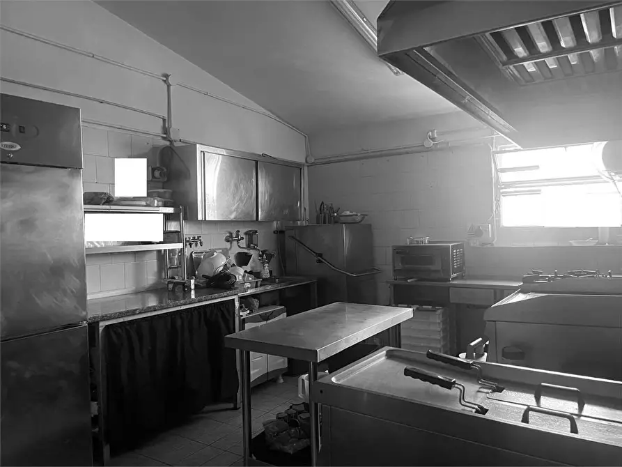 Immagine 3 di Negozio in vendita  in Via Appia a Minturno