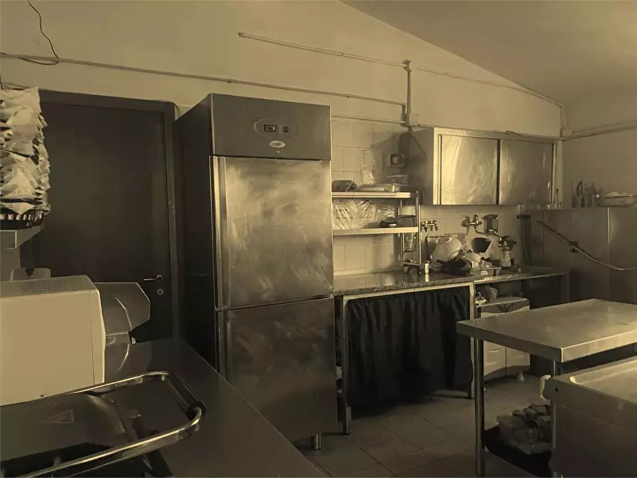 Immagine 4 di Negozio in vendita  in Via Appia a Minturno