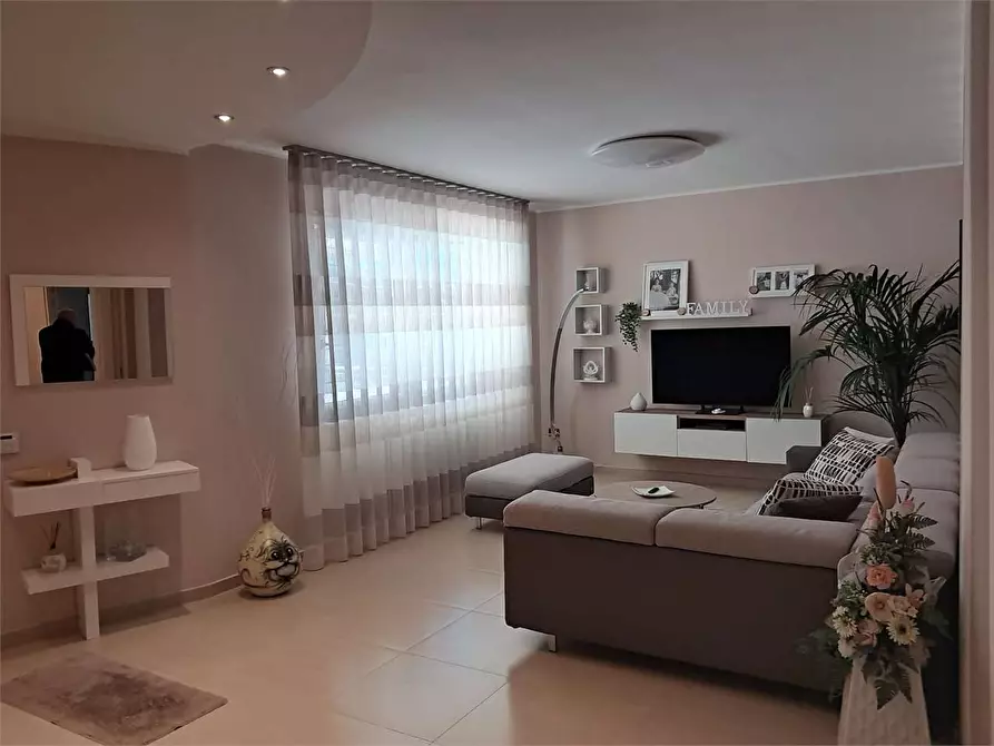 Immagine 2 di Stabile in vendita  in Via Delle Acacie a Calvi Risorta