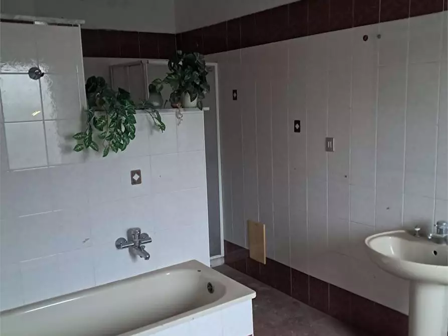 Immagine 13 di Stabile in vendita  a Sparanise