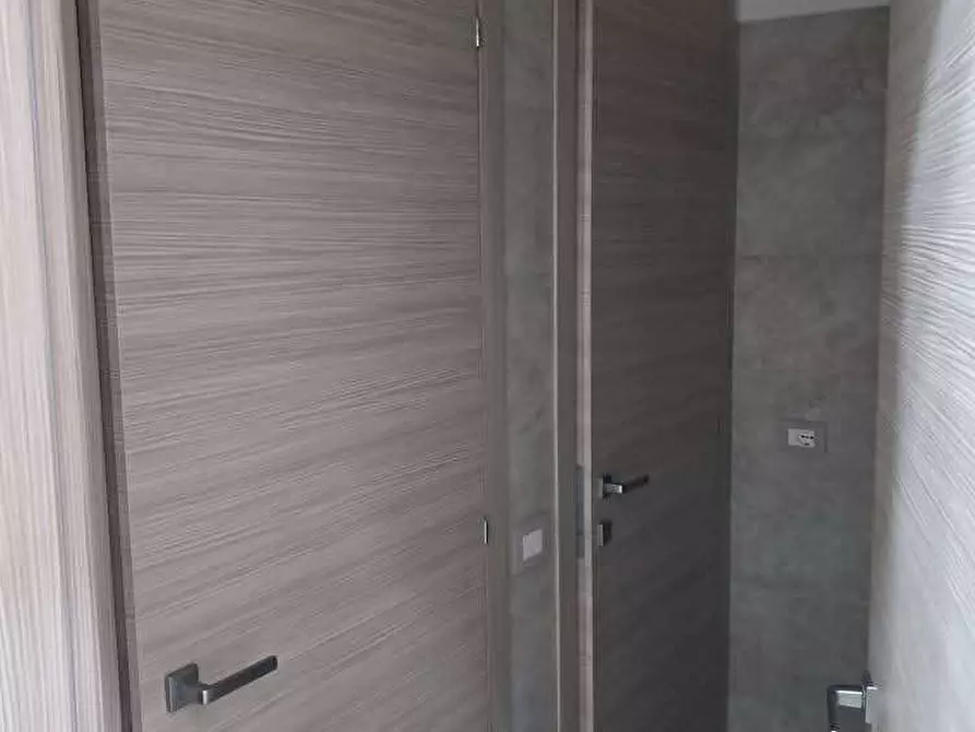 Immagine 5 di Negozio in vendita  a Francolise