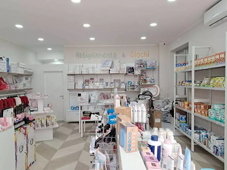 Immagine 1 di Negozio in vendita  a Francolise