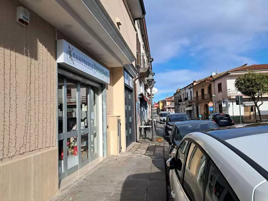 Immagine 9 di Negozio in vendita  a Francolise