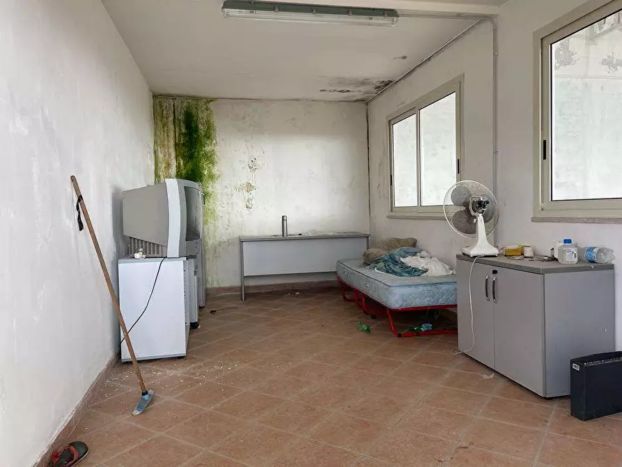 Immagine 14 di Capannone industriale in affitto  a Mondragone