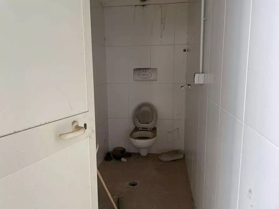 Immagine 9 di Capannone industriale in affitto  a Mondragone