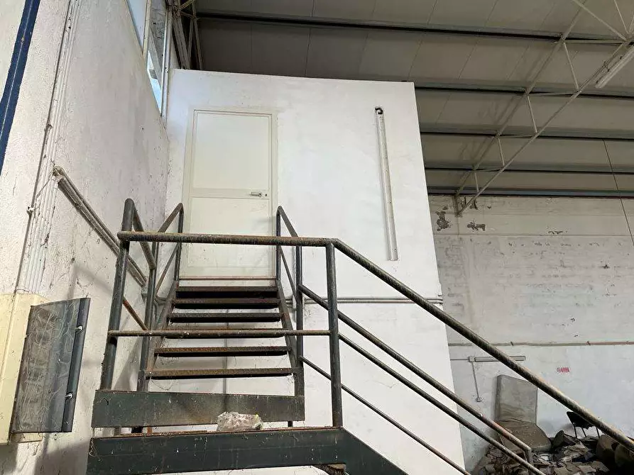 Immagine 15 di Capannone industriale in affitto  a Mondragone