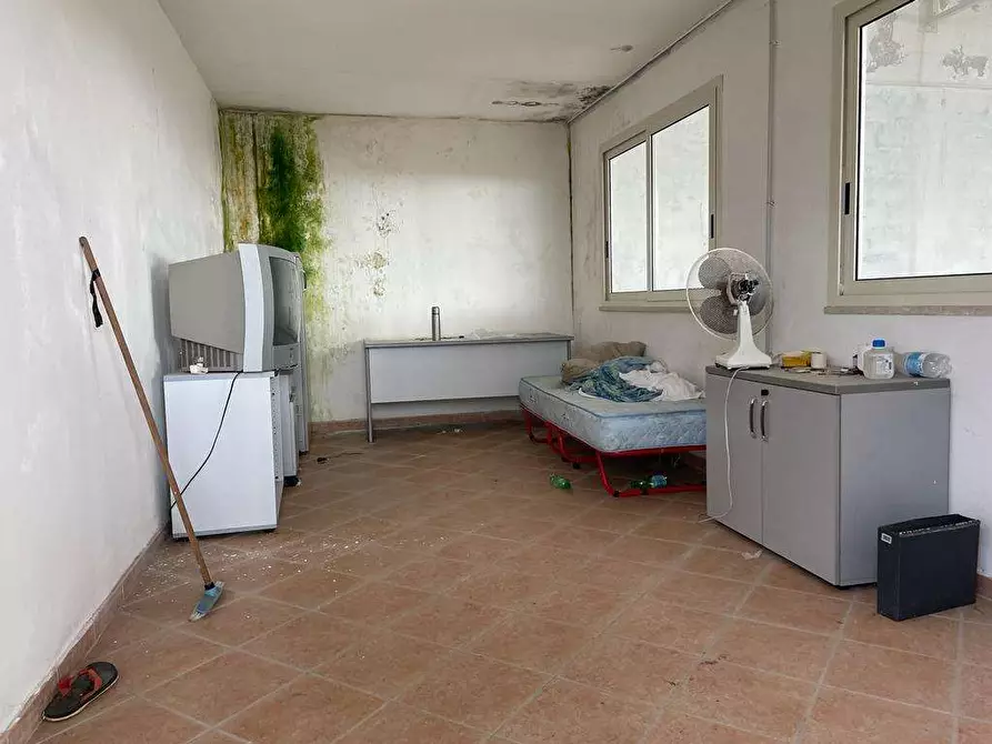 Immagine 16 di Capannone industriale in affitto  a Mondragone