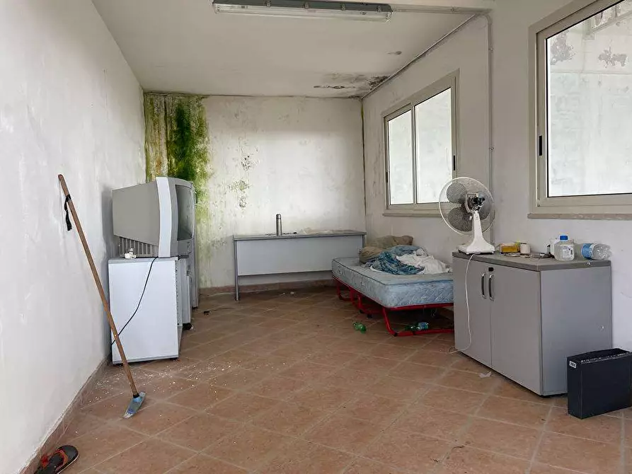 Immagine 8 di Capannone industriale in affitto  a Mondragone