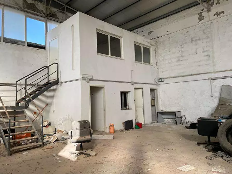 Immagine 1 di Capannone industriale in affitto  a Mondragone