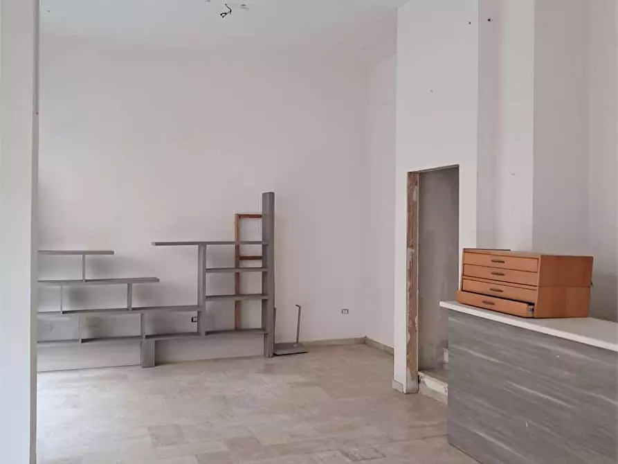 Immagine 3 di Negozio in vendita  in Via Giovanni Merola a Sparanise