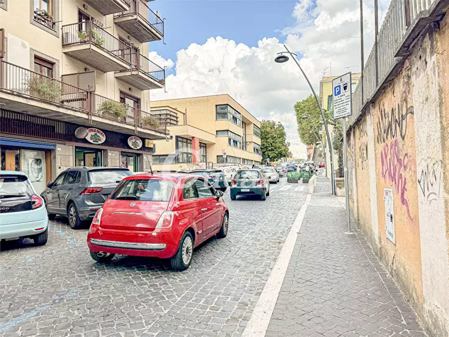 Immagine 9 di Negozio in affitto  a Frascati