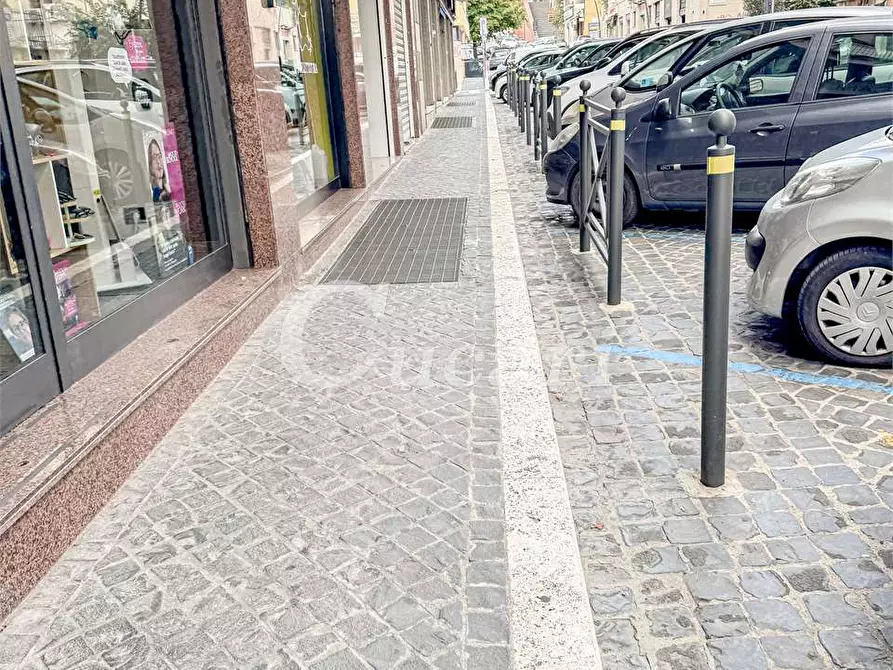 Immagine 4 di Negozio in affitto  a Frascati
