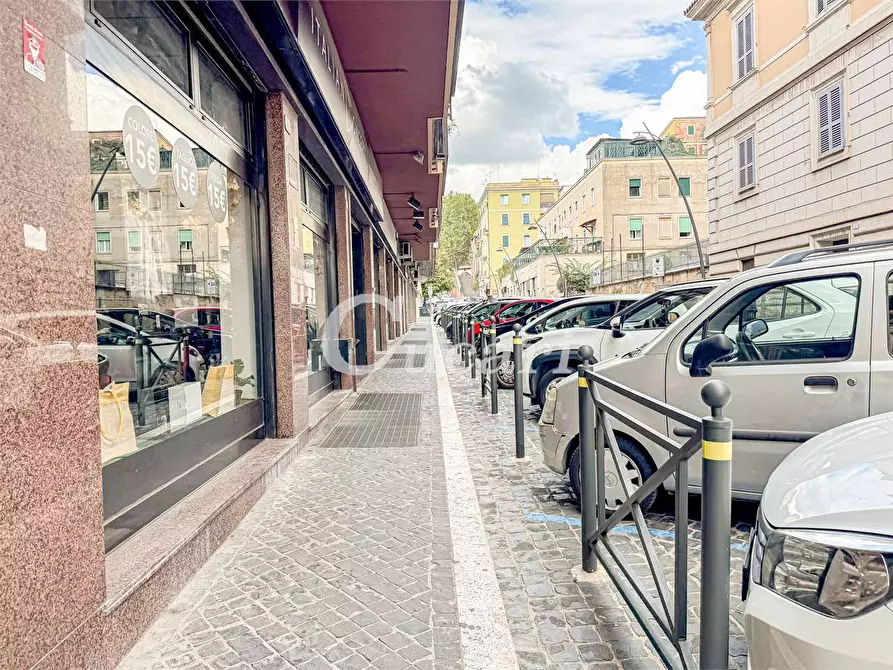 Immagine 1 di Negozio in affitto  a Frascati