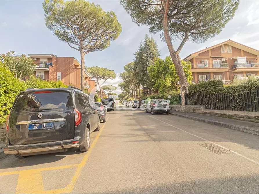 Immagine 3 di Quadrilocale in vendita  in Via Gravina di Puglia a Roma