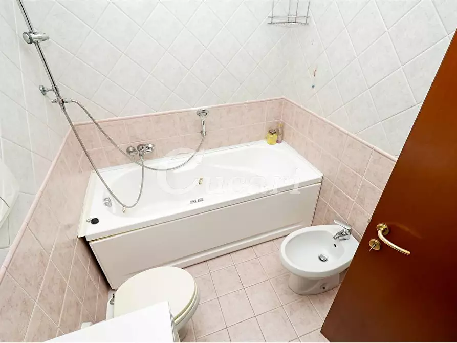 Immagine 17 di Bilocale in vendita  in Via Poseidone a Roma