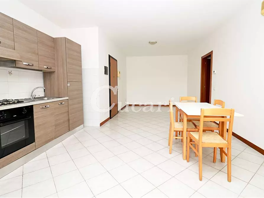 Immagine 3 di Bilocale in vendita  in Via Poseidone a Roma