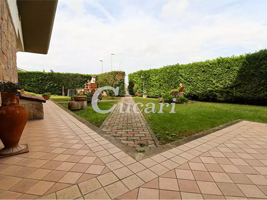 Immagine 2 di Villa in vendita  in viale tevere a Ardea