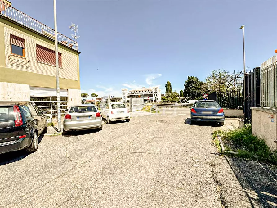 Immagine 57 di Quadrilocale in vendita  in VIA CERZETO a Roma