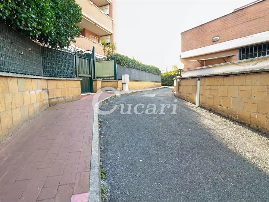 Immagine 45 di Bilocale in vendita  in Via Poseidone a Roma