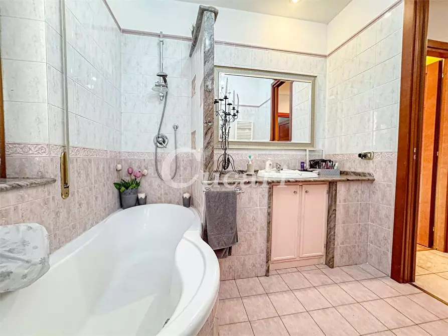 Immagine 52 di Quadrilocale in vendita  in via san carlo borromeo a Rocca Di Papa