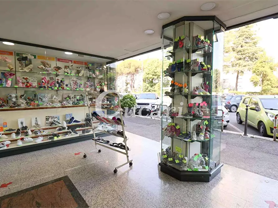 Immagine 8 di Negozio in affitto  in Viale Paolo Ferdinando Quaglia a Roma