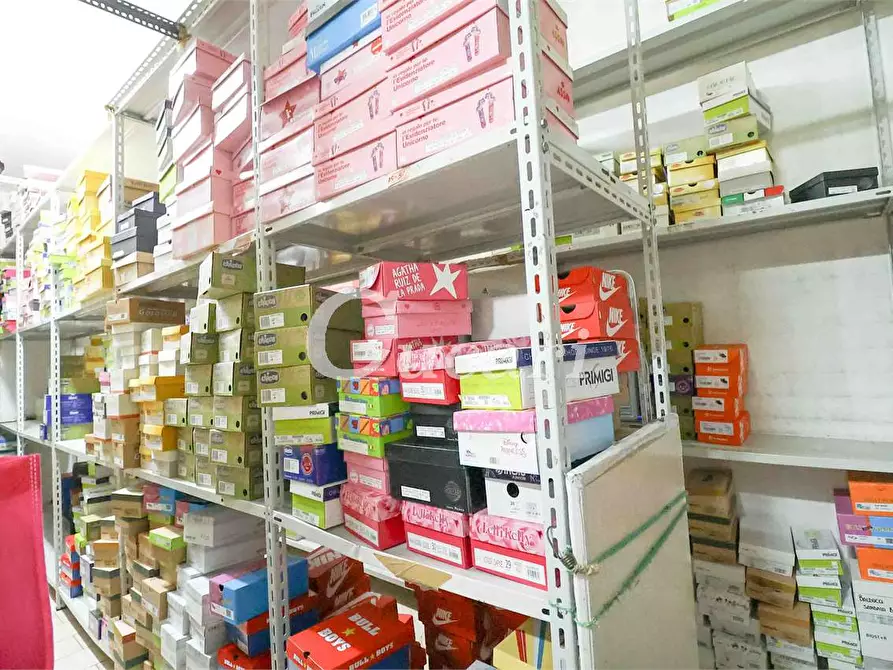 Immagine 40 di Negozio in affitto  in Viale Paolo Ferdinando Quaglia a Roma