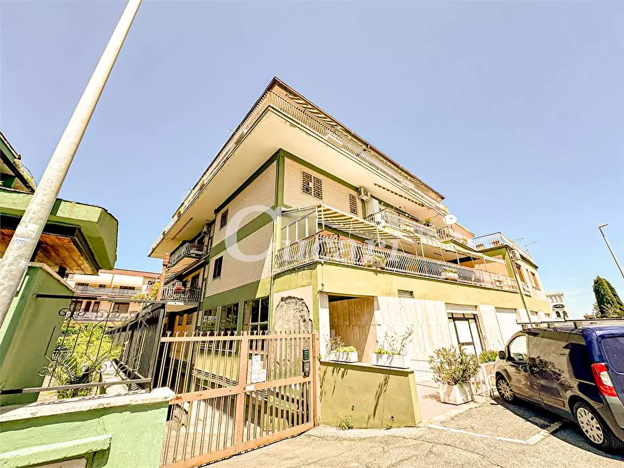 Immagine 4 di Quadrilocale in vendita  in VIA CERZETO a Roma