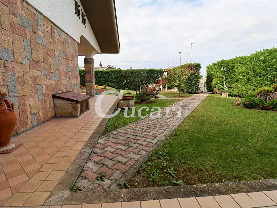 Immagine 3 di Villa in vendita  in viale tevere a Ardea