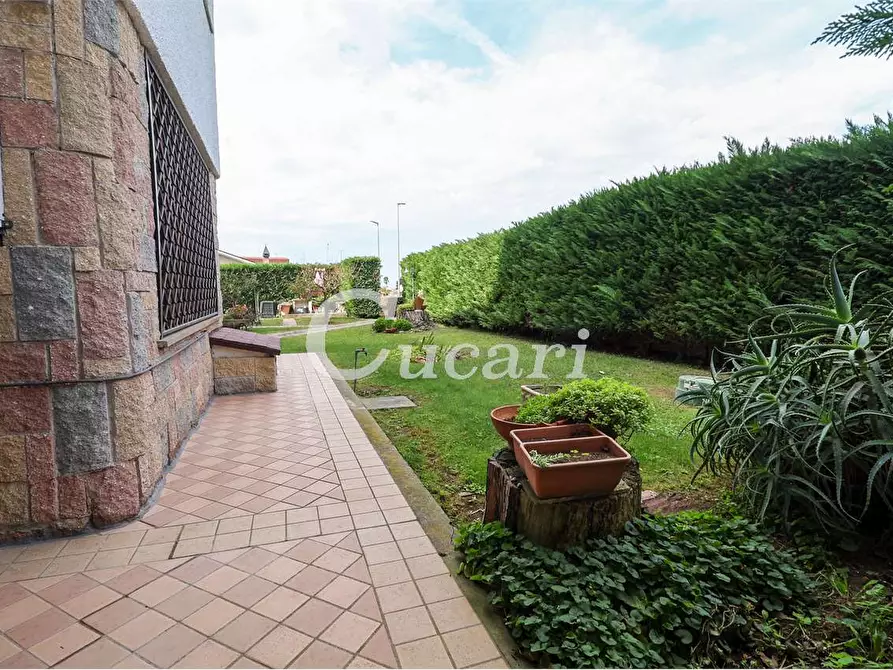 Immagine 4 di Villa in vendita  in viale tevere a Ardea