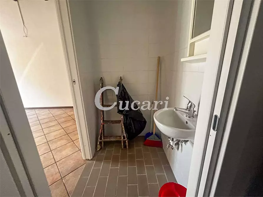 Immagine 19 di Negozio in affitto  in Via sebastiano silvestri  a Genzano Di Roma