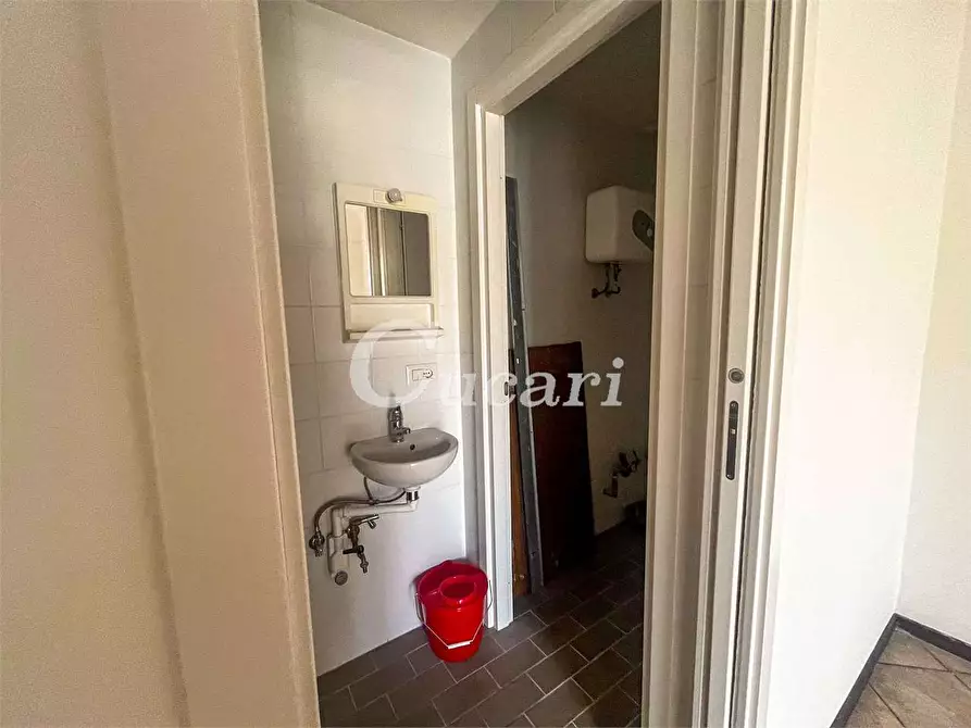 Immagine 15 di Negozio in affitto  in Via sebastiano silvestri  a Genzano Di Roma