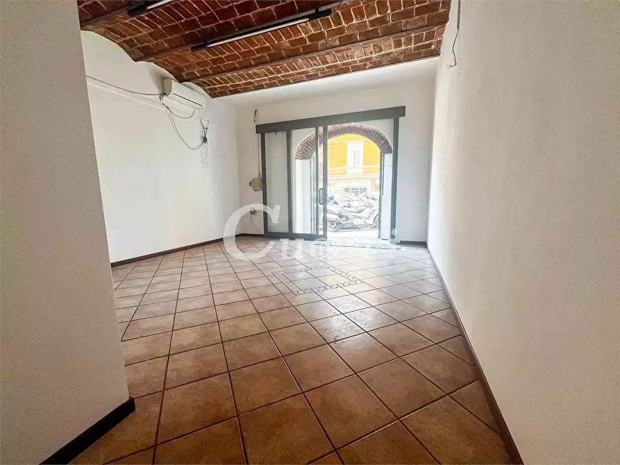 Immagine 10 di Negozio in affitto  in Via sebastiano silvestri  a Genzano Di Roma