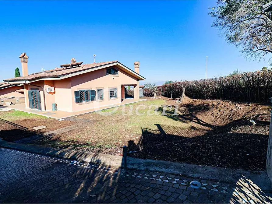 Immagine 2 di Casa bifamiliare in vendita  in Via Enrico Fermi a Frascati