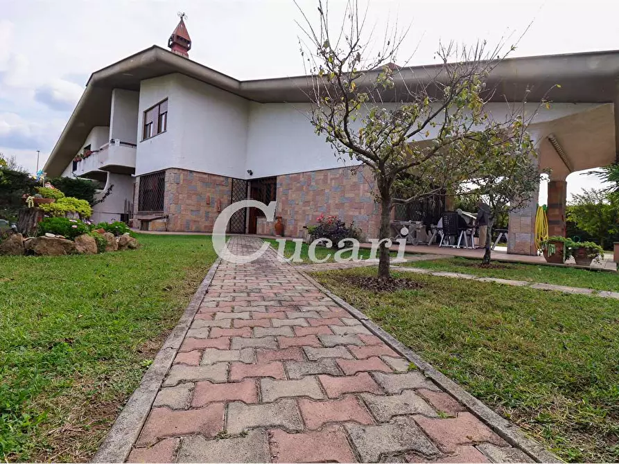 Immagine 2 di Villa in vendita  in viale tevere a Ardea