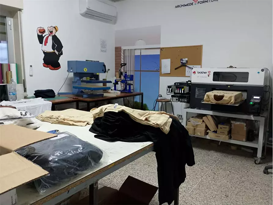 Immagine 5 di Negozio in vendita  a Rometta