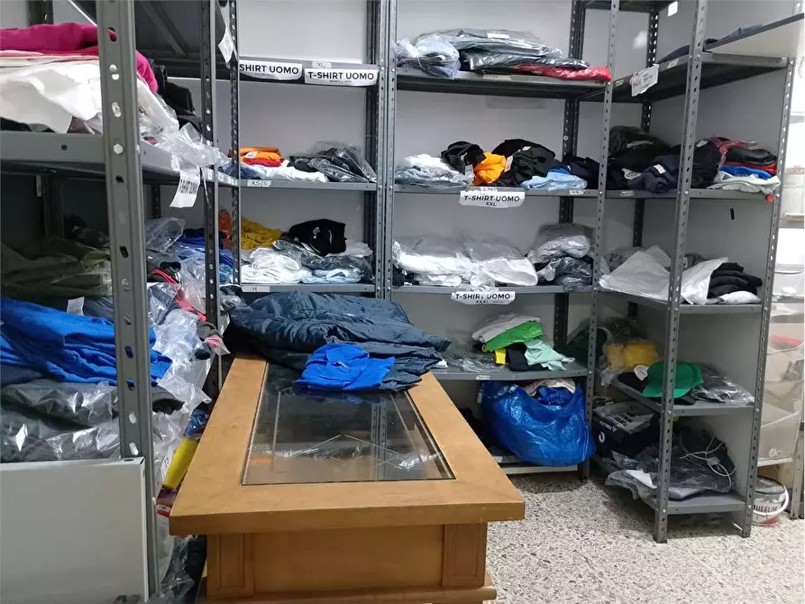 Immagine 6 di Negozio in vendita  a Rometta