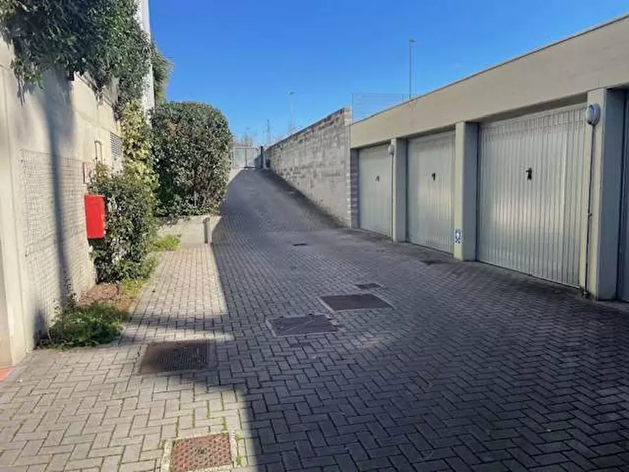 Immagine 2 di Garage in vendita  in VIA GIUDITTA SIDOLI a Parma