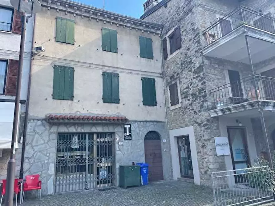 Immagine 1 di Appartamento in affitto  in PIAZZA ROMA 26 a Tizzano Val Parma