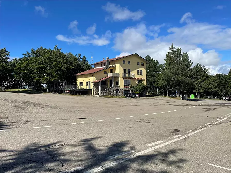 Immagine 2 di Hotel in vendita  in piazzale bocchi noé 5 a Tizzano Val Parma