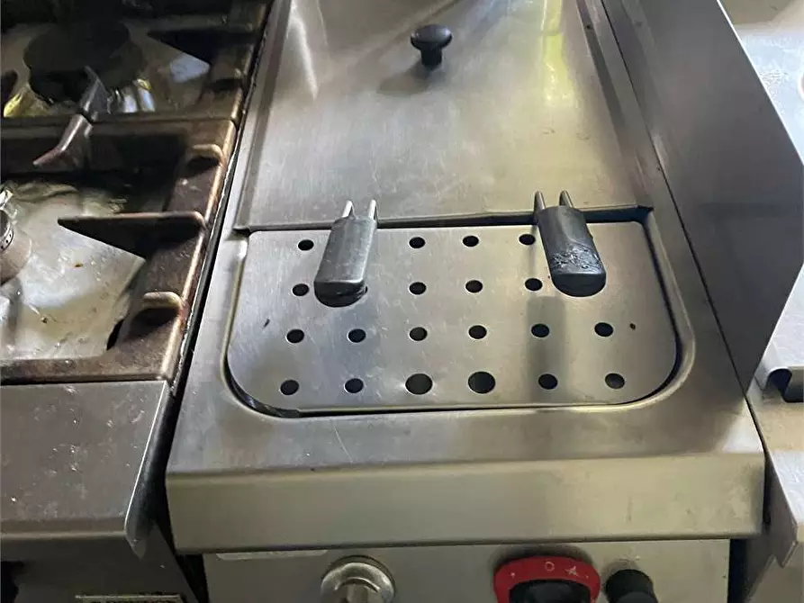 Immagine 25 di Hotel in vendita  in piazzale bocchi noé 5 a Tizzano Val Parma