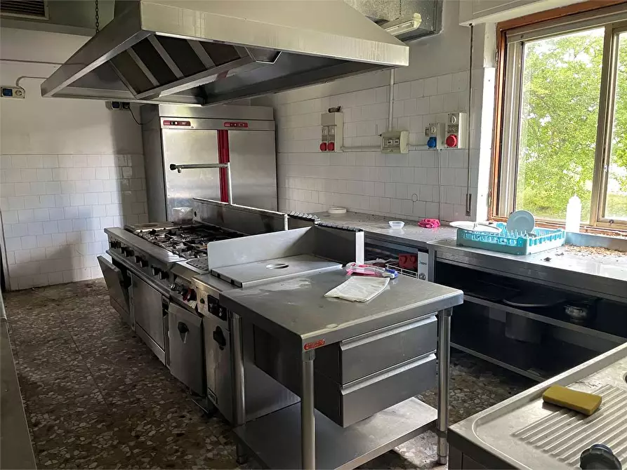 Immagine 27 di Hotel in vendita  in piazzale bocchi noé 5 a Tizzano Val Parma
