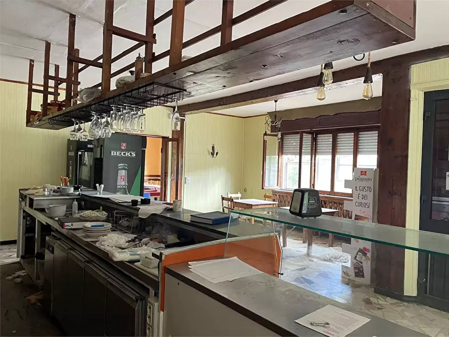 Immagine 17 di Hotel in vendita  in piazzale bocchi noé 5 a Tizzano Val Parma