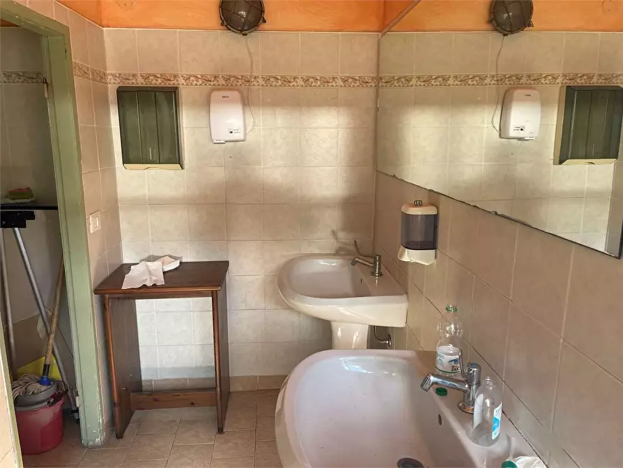 Immagine 22 di Hotel in vendita  in piazzale bocchi noé 5 a Tizzano Val Parma