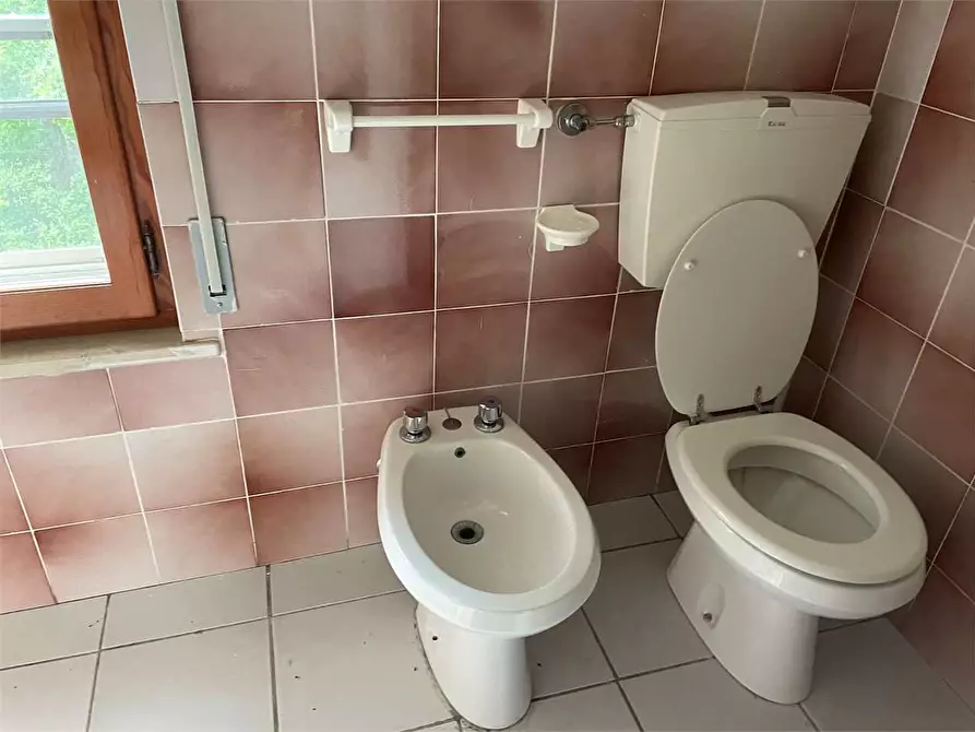 Immagine 54 di Hotel in vendita  in piazzale bocchi noé 5 a Tizzano Val Parma