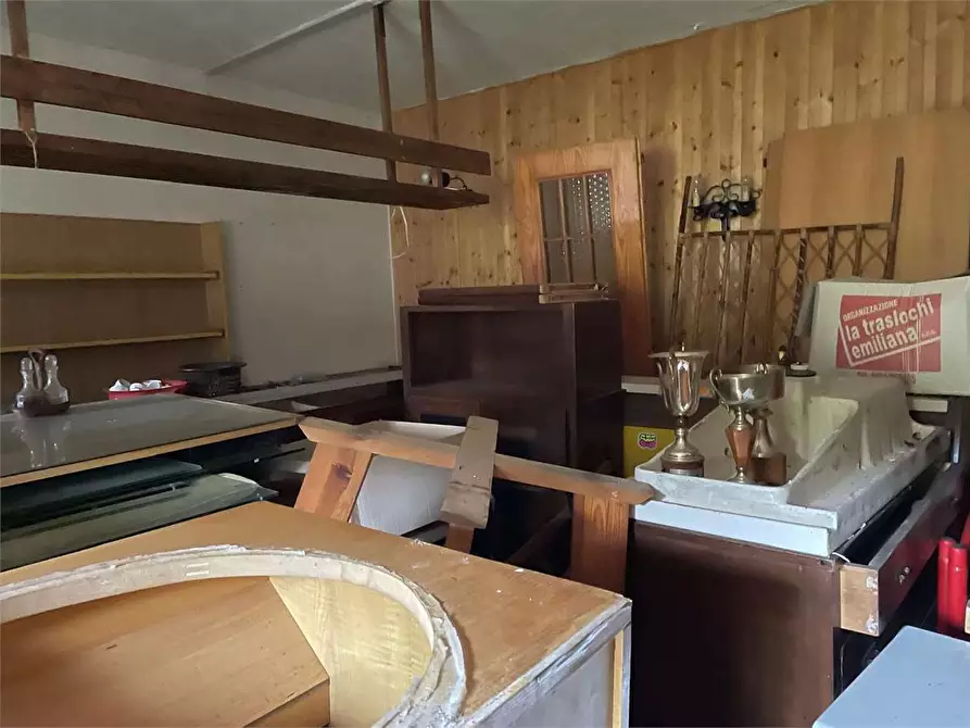 Immagine 15 di Stabile in vendita  in strada casagalvana a Tizzano Val Parma