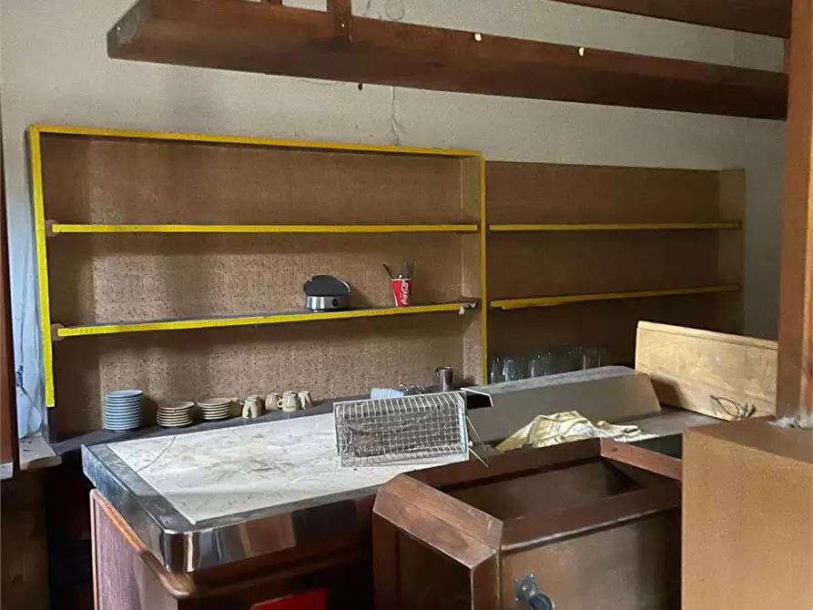 Immagine 17 di Stabile in vendita  in strada casagalvana a Tizzano Val Parma