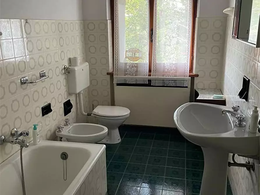 Immagine 26 di Stabile in vendita  in strada casagalvana a Tizzano Val Parma