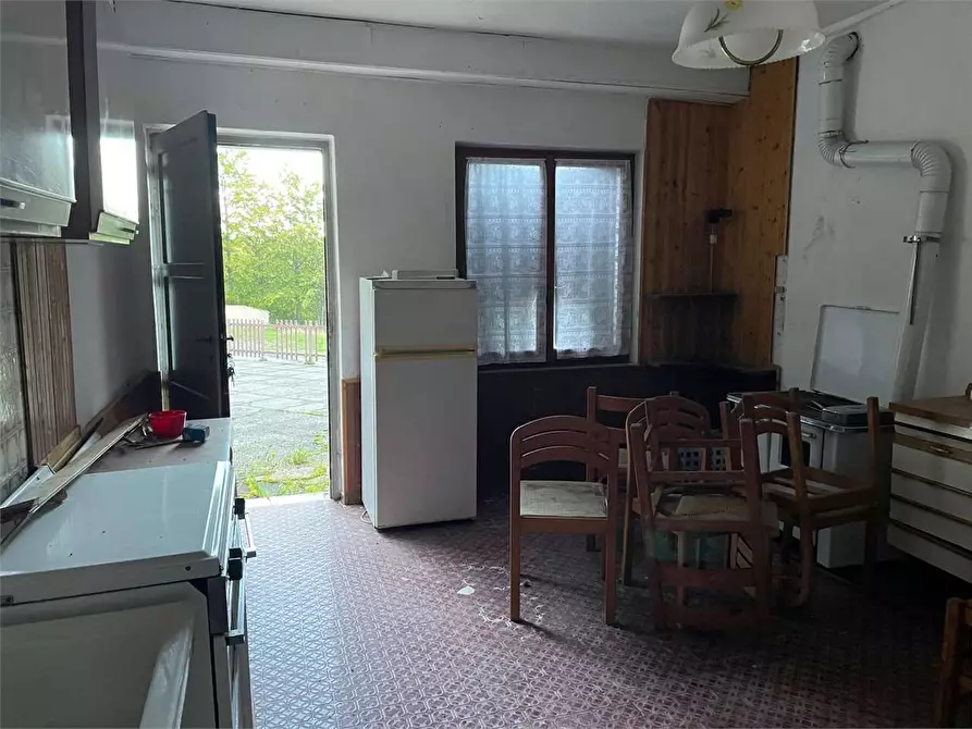 Immagine 9 di Stabile in vendita  in strada casagalvana a Tizzano Val Parma