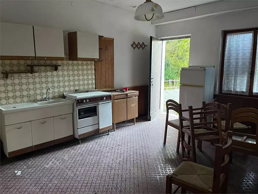 Immagine 10 di Stabile in vendita  in strada casagalvana a Tizzano Val Parma